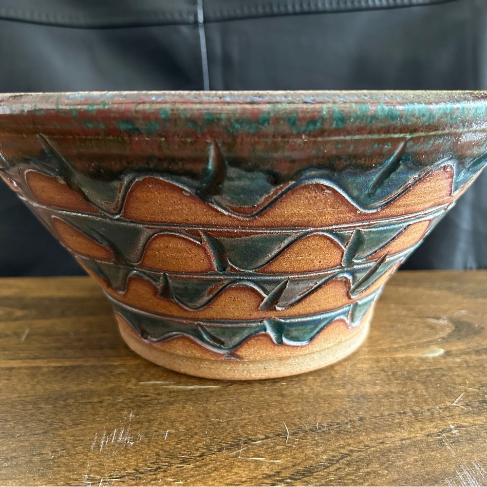 Decorative bowl.
